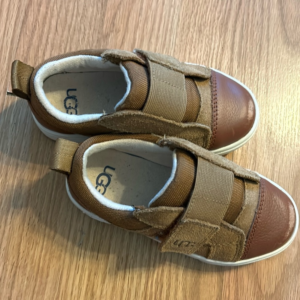 Boys Uggs Velcro shoes size 9-
